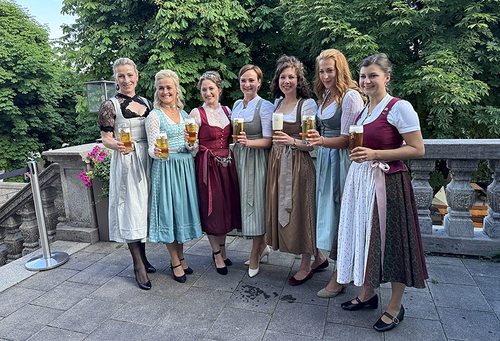 Die ehemaligen Bayerischen Bierköniginnen (v.l.n.r.): Babsi Schmid, Vroni Ettstaller, Mona Sommer, Tina-Christin Rüger, Maria Krieger , Sarah Jäger, Lena Heuschneider (ehem. Hochstraßer) (©Foto: Martin Schmitz)